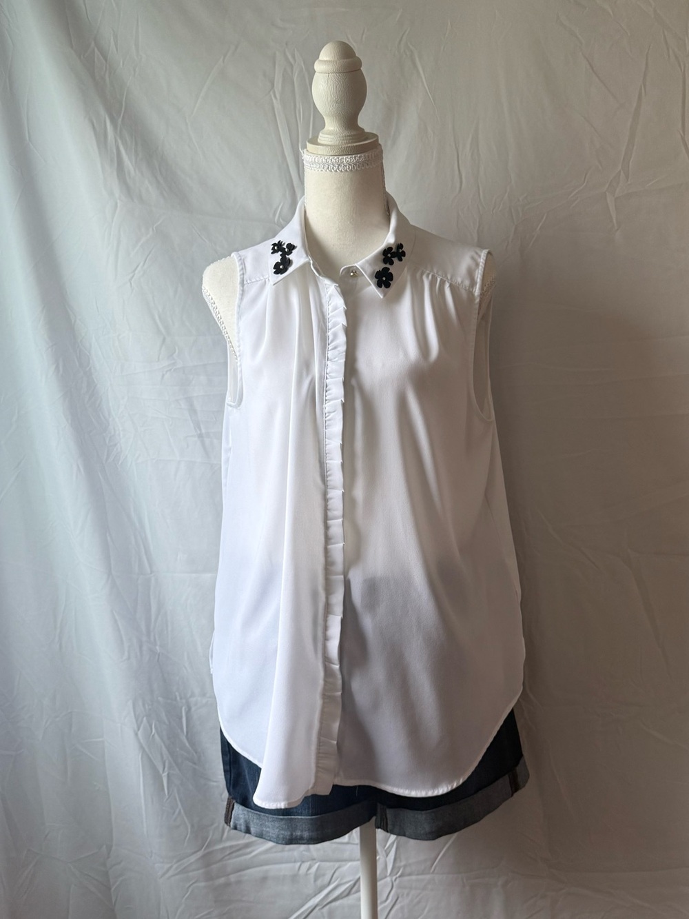 ELLE White Floral Collar Sleeveless Blouse • Size L